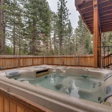 Lukins Lodge By The Lake Hot Tub